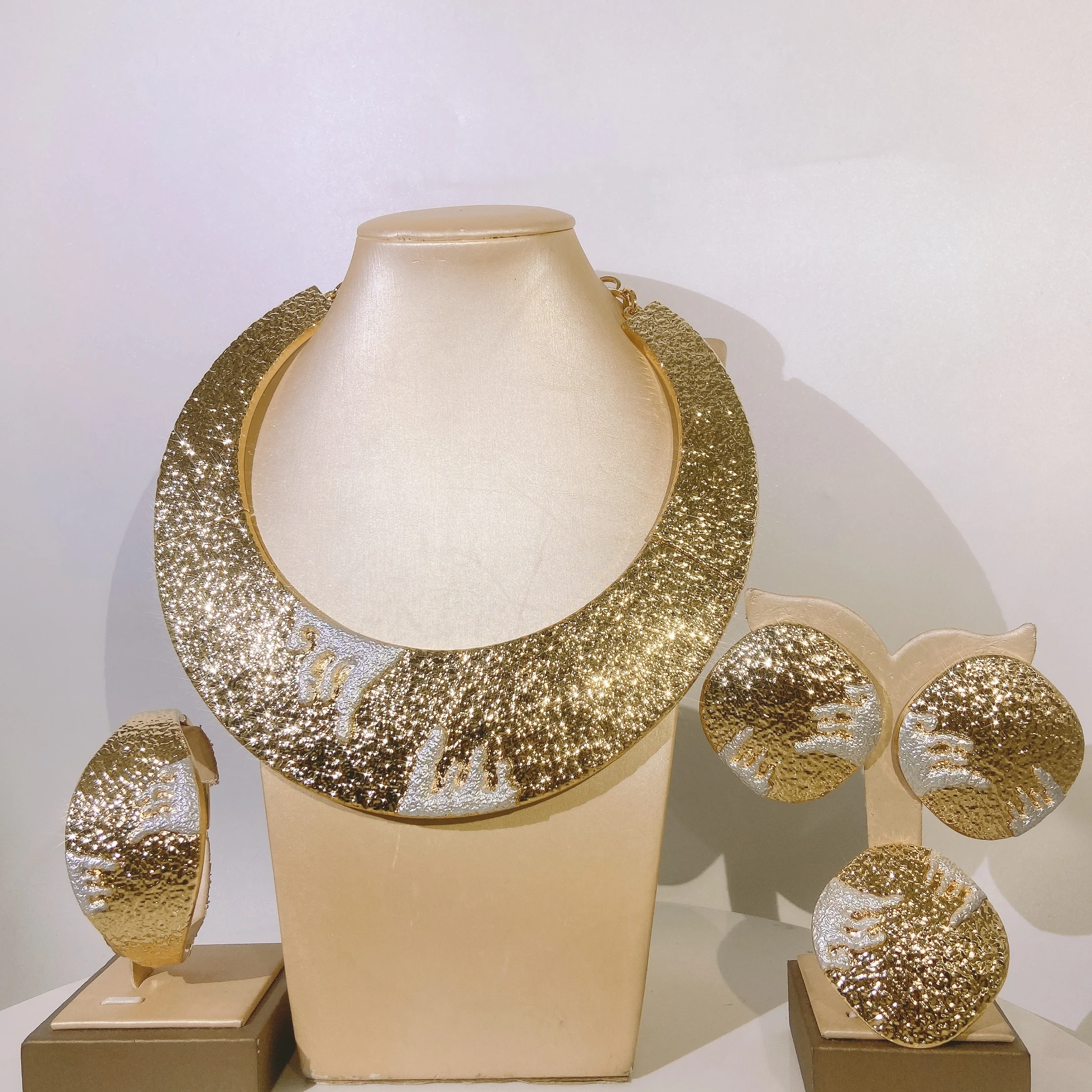 Fashion Dubai gold-plated jewelry set for women, party banquet, exquisite necklace accessories
Fashion Dubai gold-plated jewelry set for women, party banquet, exquisite necklace accessories