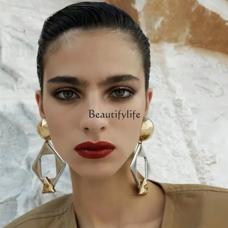 European and American exaggerated cold wind fashionable simple temperament earrings
European and American exaggerated cold wind fashionable simple temperament earrings