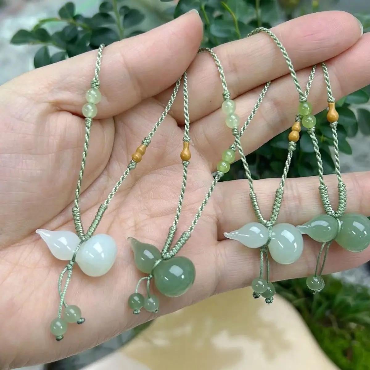 Natural Hetian jade gourd necklace, thin lanyard collarbone chain, clear water oil green Fulu pendant to send a certificate.
Natural Hetian jade gourd necklace, thin lanyard collarbone chain, clear water oil green Fulu pendant to send a certificate.