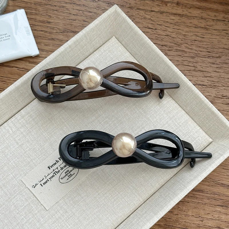 Premium Metal Hair Claw Clip Pearl Butterfly Bow Design Twist Back Head Holder for Women Elegant Daily Use
Premium Metal Hair Claw Clip Pearl Butterfly Bow Design Twist Back Head Holder for Women Elegant Daily Use