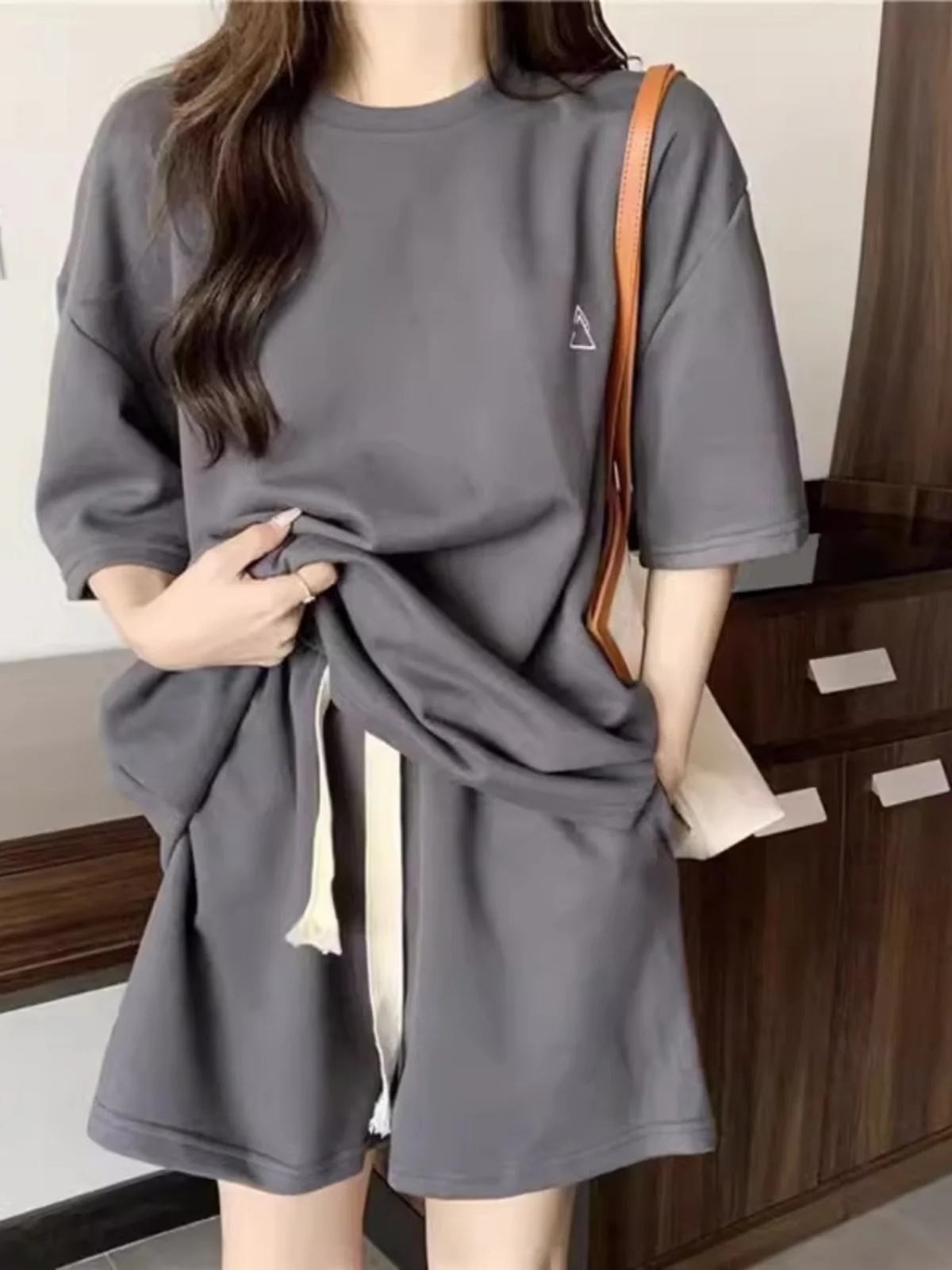 Loose Fit Summer Sportswear Set for Women Thin Short Sleeve T-Shirt And Wide Leg Shorts Two Piece Casual Wear Cotton round Neck
Loose Fit Summer Sportswear Set for Women Thin Short Sleeve T-Shirt And Wide Leg Shorts Two Piece Casual Wear Cotton round Neck