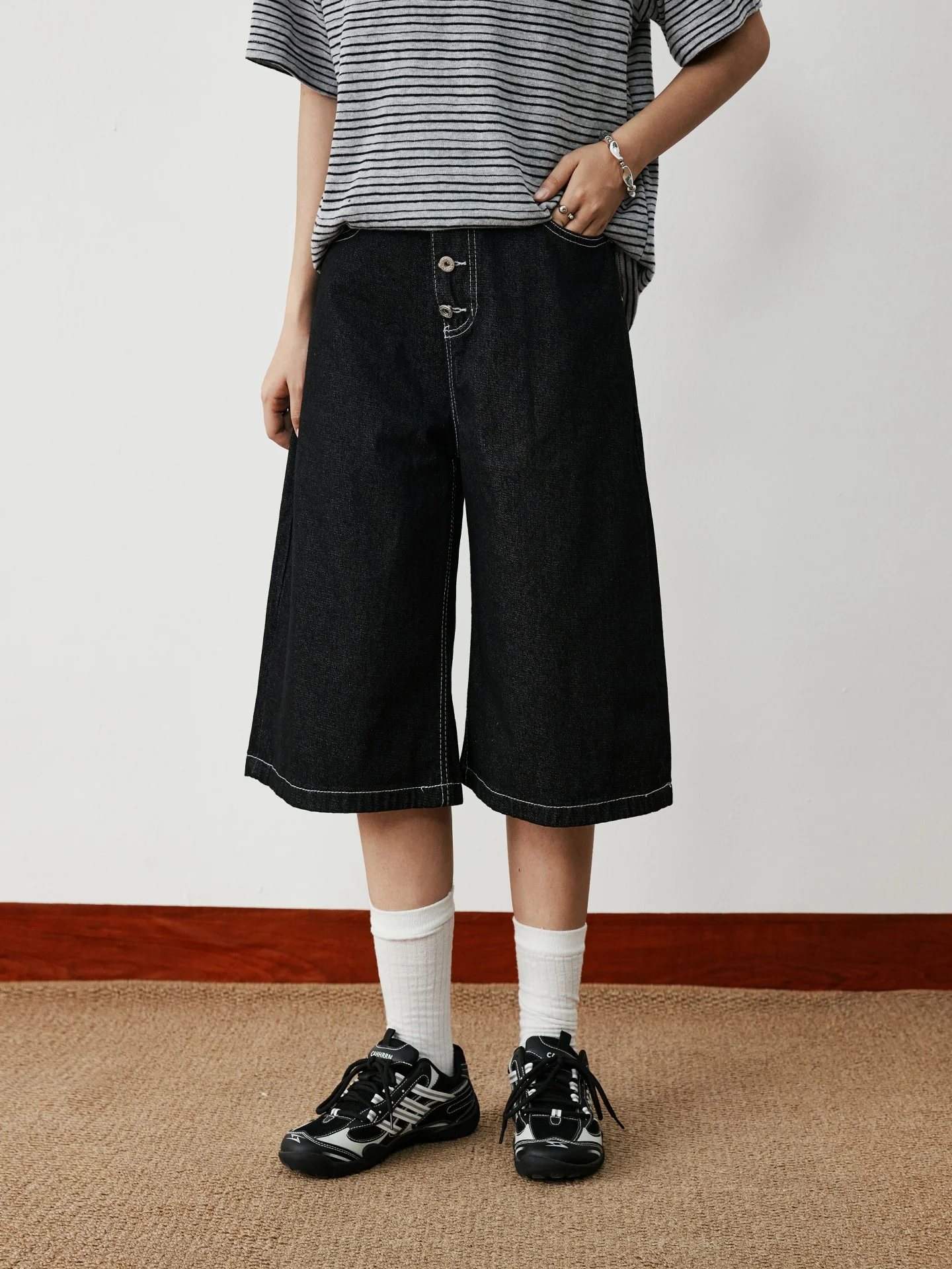 American Style Loose Wide Leg Seven-Foot Men's Jeans Summer Loose Slimming Button Design Straight Tube Versatile Shorts
American Style Loose Wide Leg Seven-Foot Men's Jeans Summer Loose Slimming Button Design Straight Tube Versatile Shorts