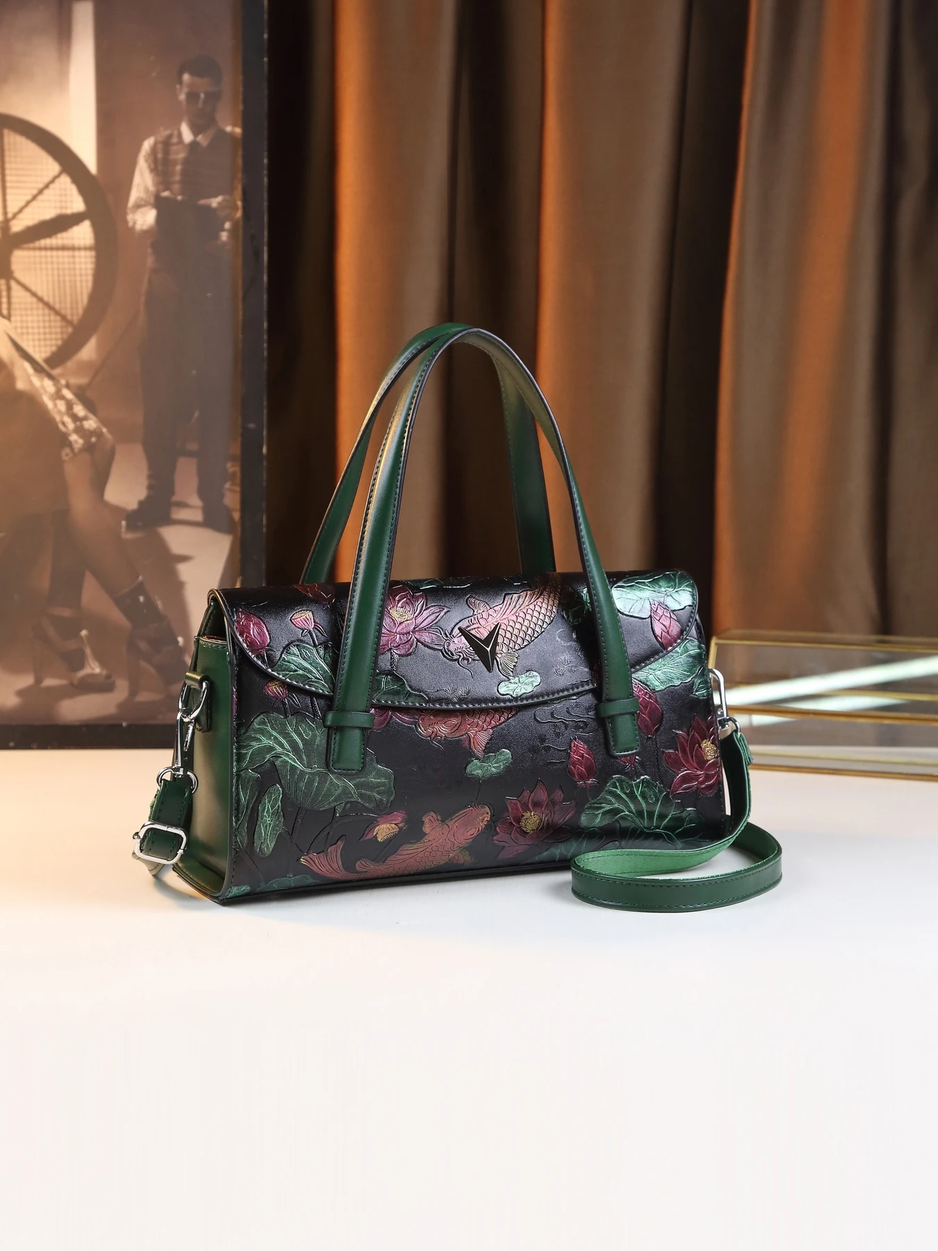 Новая модель имеет женские сумки с рисунком рыбы, расписанные вручную резные на каждый год, легкие роскошные портативные сумки-багеты в стиле ретро, ретро. 
Новая модель имеет женские сумки с рисунком рыбы, расписанные вручную резные на каждый год, легкие роскошные портативные сумки-багеты в стиле ретро, ретро.