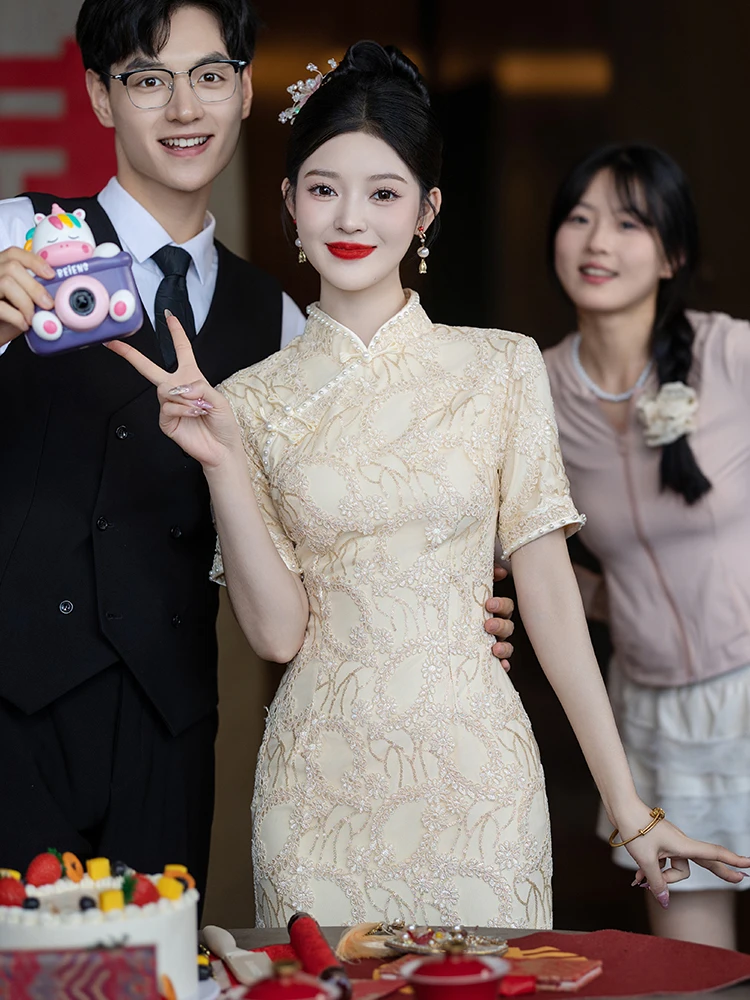 Champagne Color Lace Qipao Wedding Dr ort Sve mid Waist Fit for Engagement Par Banquet Performance And Daily Wear
Champagne Color Lace Qipao Wedding Dr ort Sve mid Waist Fit for Engagement Par Banquet Performance And Daily Wear