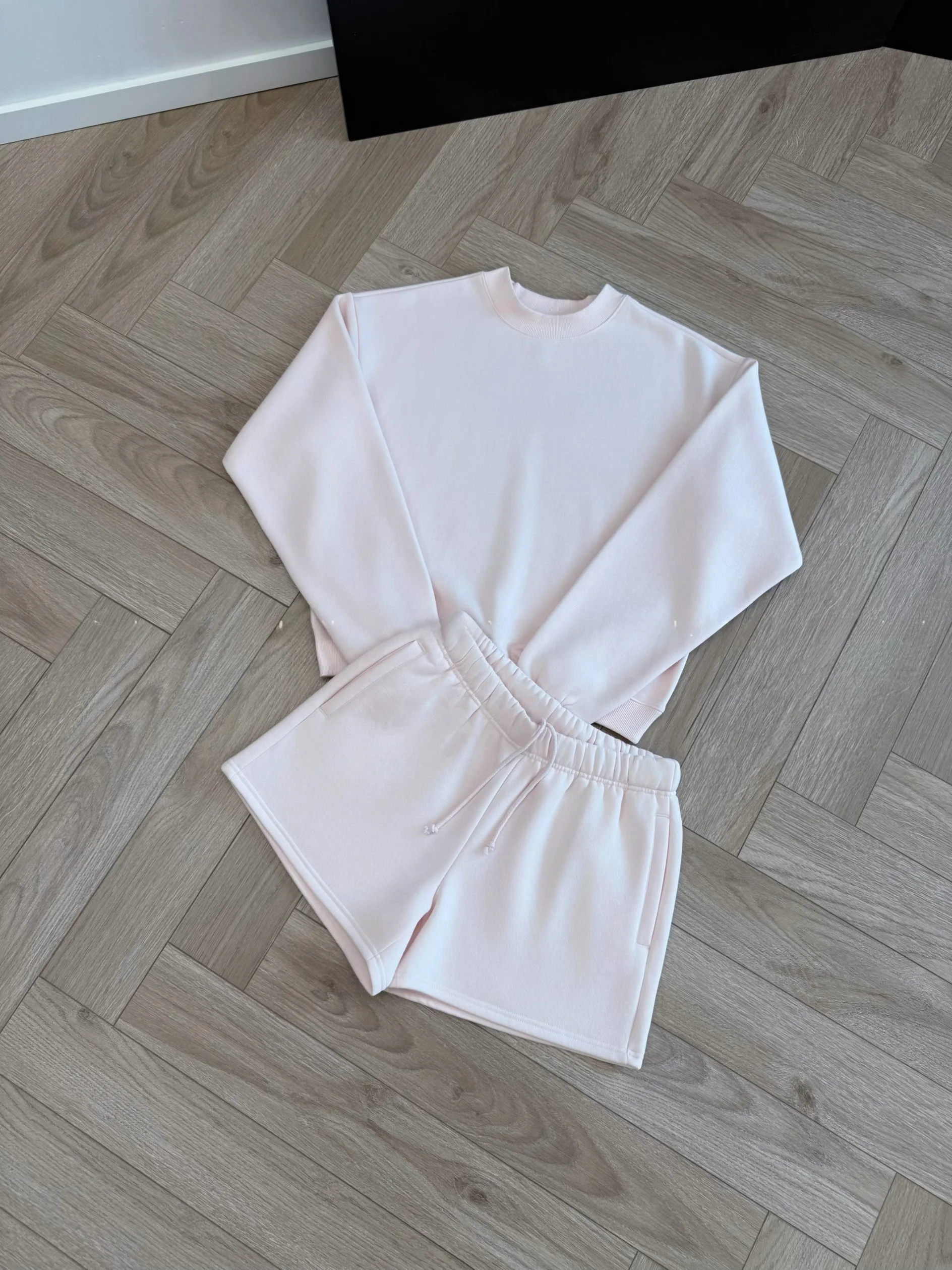 Новый осенне-зимний круглый свитшот на подкладке Ne, повседневная универсальная толстовка из смеси хлопка и полиэстера, женский модный топ
Новый осенне-зимний круглый свитшот на подкладке Ne, повседневная универсальная толстовка из смеси хлопка и полиэстера, женский модный топ