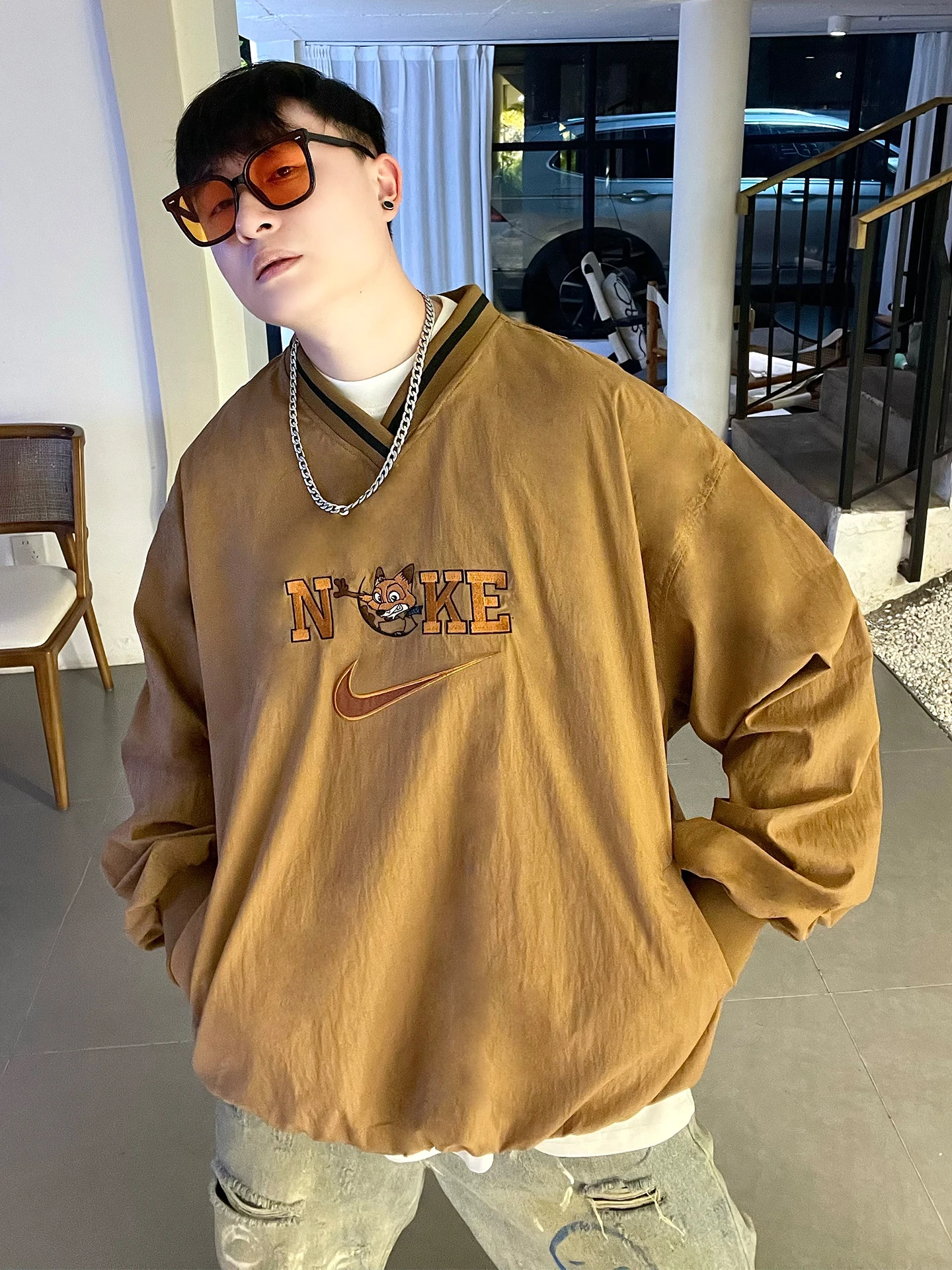 Свитшот с V-образным вырезом и вышивкой в мультяшном стиле, свободный крой, в американском спортивном стиле, повседневная одежда для пар, дышащий, с длинными рукавами
Свитшот с V-образным вырезом и вышивкой в мультяшном стиле, свободный крой, в американском спортивном стиле, повседневная одежда для пар, дышащий, с длинными рукавами