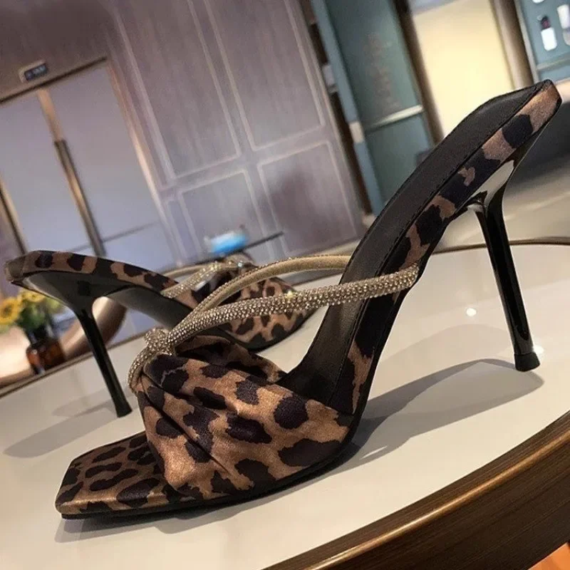 Women's Shoes 2025 Elegant Leopard Print High-Heel Slippers with Shiny Detailing Perfect for Fashion-Forward Plus Size Sandals
Women's Shoes 2025 Elegant Leopard Print High-Heel Slippers with Shiny Detailing Perfect for Fashion-Forward Plus Size Sandals