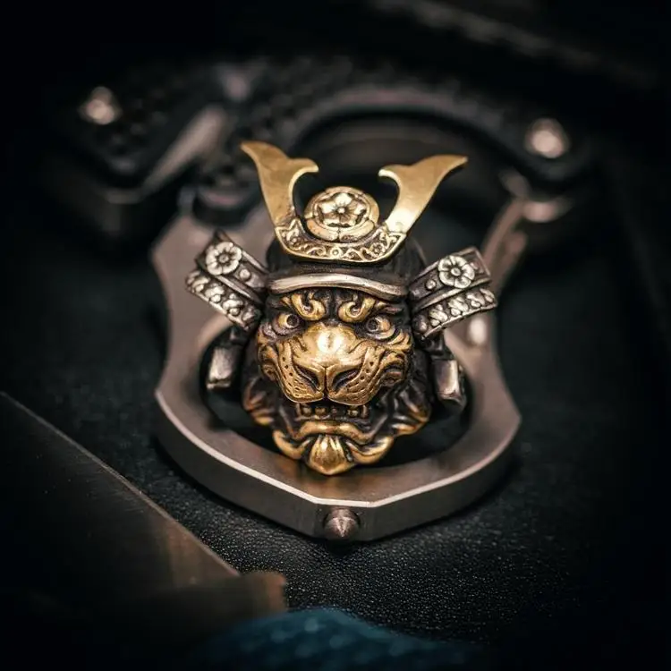Оригинальный кулон Shadow Tiger Warrior с разделением цветов, автомобильный брелок для ключей, EDC, подвеска на шлем для рюкзака
Оригинальный кулон Shadow Tiger Warrior с разделением цветов, автомобильный брелок для ключей, EDC, подвеска на шлем для рюкзака