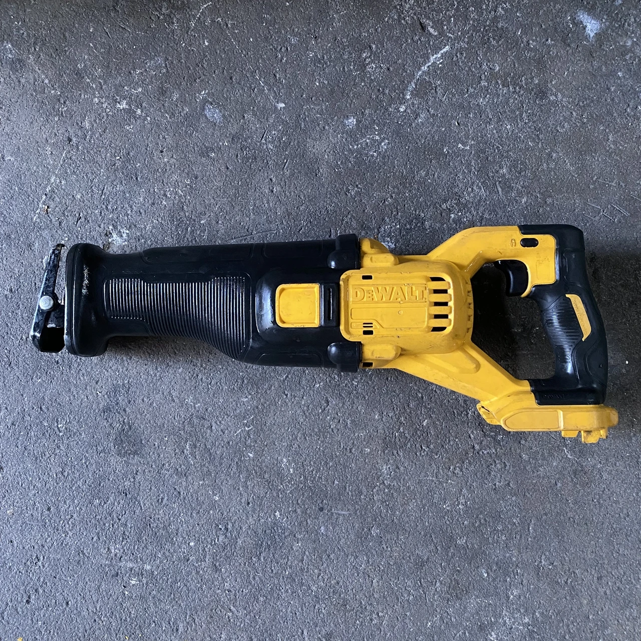 DEWALT 60V brushless lithium reciprocating saw DCS388 metal cutting saber saw, only body, second-hand
DEWALT 60V brushless lithium reciprocating saw DCS388 metal cutting saber saw, only body, second-hand