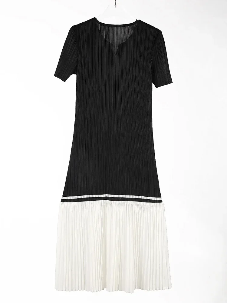 Women's V-neck Short Sleeve Casual A-line Dress 2025 Summer New Miyake Fashion Design Sense Loose Pleated Patchwork Dress
Women's V-neck Short Sleeve Casual A-line Dress 2025 Summer New Miyake Fashion Design Sense Loose Pleated Patchwork Dress