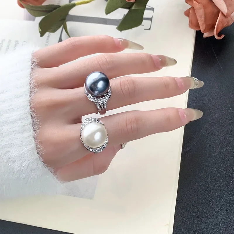 Autumn and Winter New High-end Jewelry Luxury Inlaid Copper-plated Platinum Pearl Temperament Simple Women's Ring 14mm Jewelry
Autumn and Winter New High-end Jewelry Luxury Inlaid Copper-plated Platinum Pearl Temperament Simple Women's Ring 14mm Jewelry