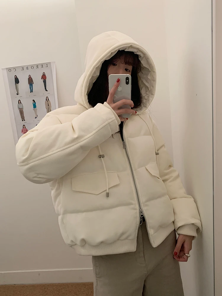 HGE Модная короткая пуховая куртка из хлопка с капюшоном бежевого цвета для женщин, повседневная, на молнии, с длинными рукавами
HGE Модная короткая пуховая куртка из хлопка с капюшоном бежевого цвета для женщин, повседневная, на молнии, с длинными рукавами