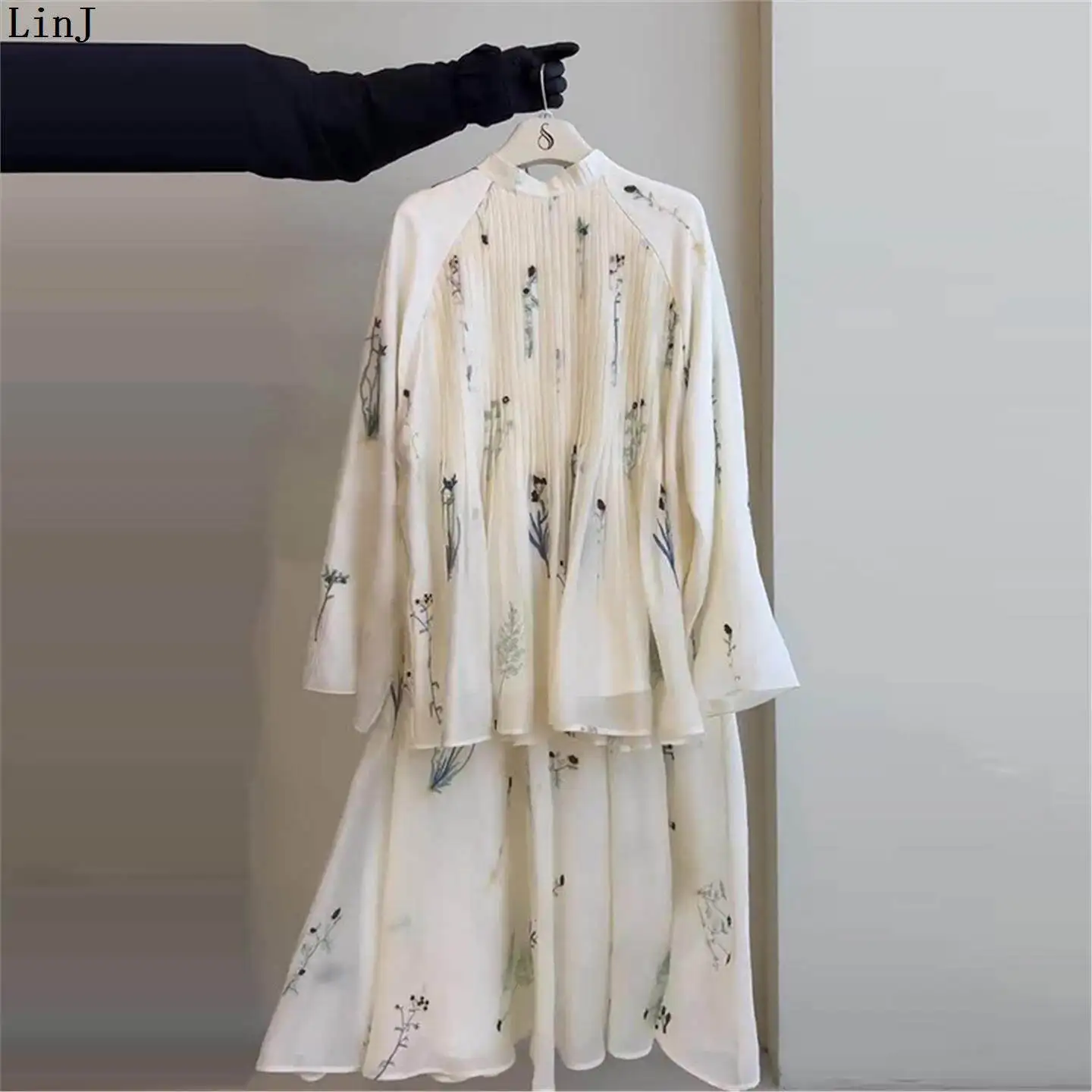 Elegant Floral Casual White Skirt Set for Women Loose Fit Summer New Style by LinJ Trendy Girl Fashionable Three-Piece Suit
Elegant Floral Casual White Skirt Set for Women Loose Fit Summer New Style by LinJ Trendy Girl Fashionable Three-Piece Suit