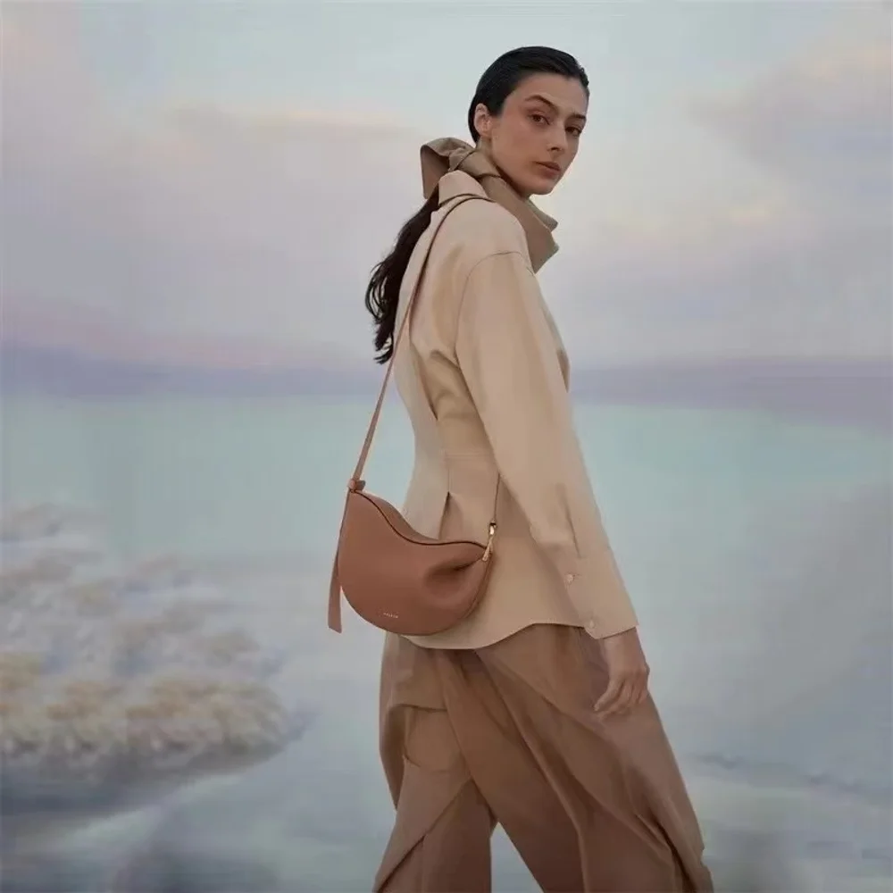 Y2k новая большая сумка в форме горошка из мягкой кожи, пригородная сумка премиум-класса, ручная сумка через плечо двойного назначения, минималистичный плиссированный дизайн
Y2k новая большая сумка в форме горошка из мягкой кожи, пригородная сумка премиум-класса, ручная сумка через плечо двойного назначения, минималистичный плиссированный дизайн