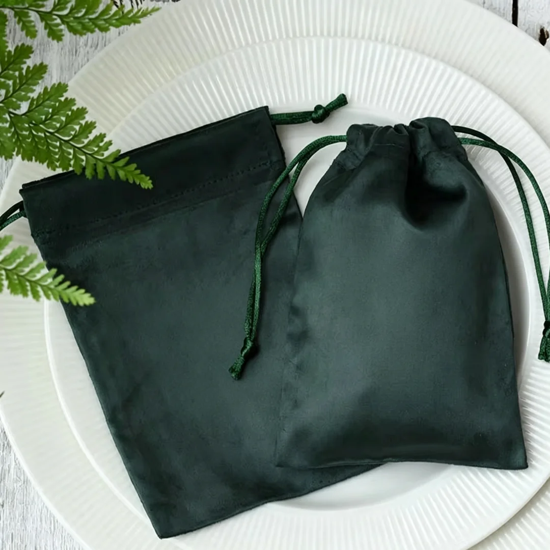 100Pcs Flannel Drawstring Gift Pouches Green Velvet Jewelry Packaging Bag for Wedding Party Candies Party Favors Rings Earrings
100Pcs Flannel Drawstring Gift Pouches Green Velvet Jewelry Packaging Bag for Wedding Party Candies Party Favors Rings Earrings
