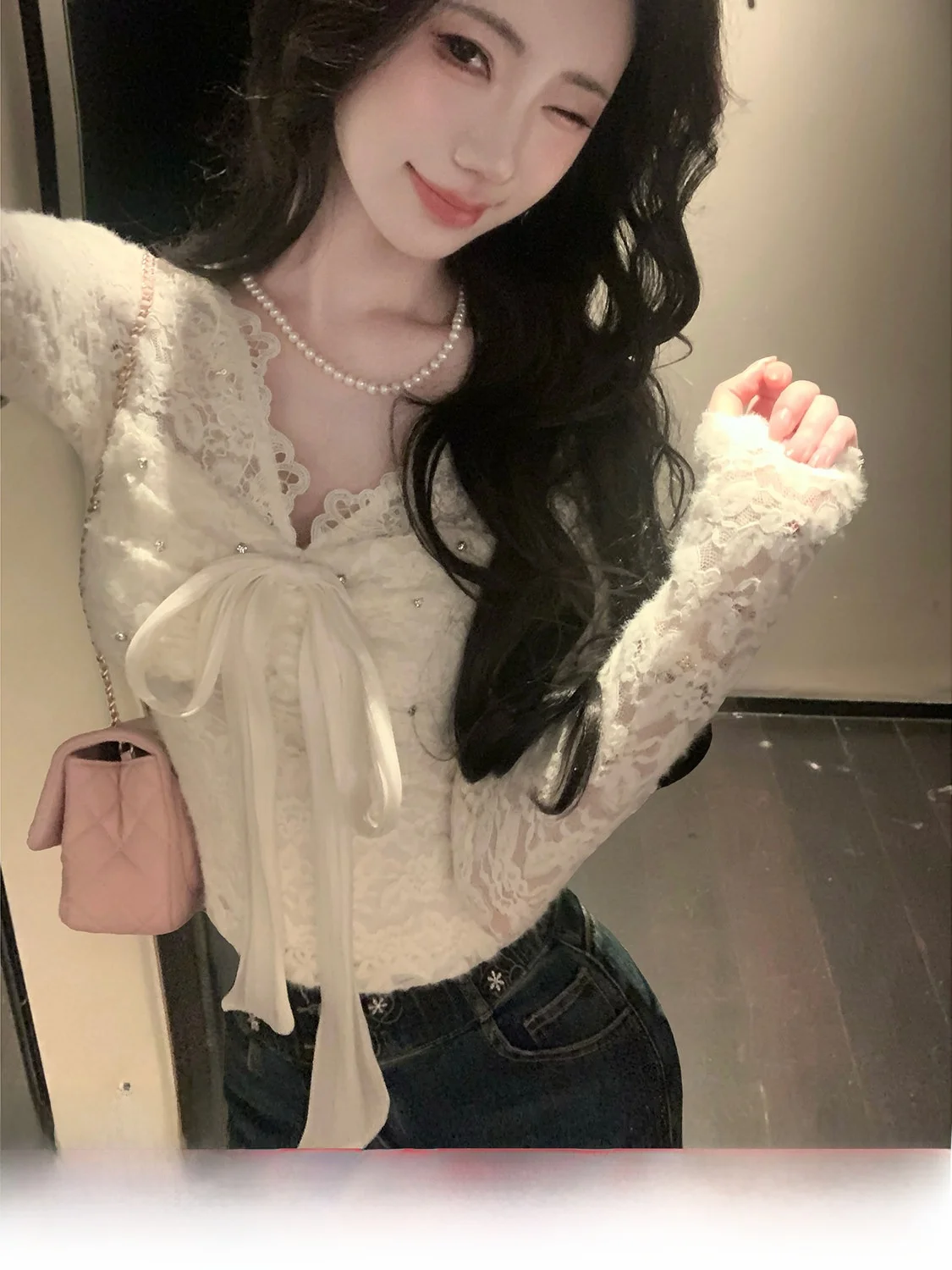 Женская блузка с длинным рукавом и V-образным вырезом, кружевная, с бантом, модный осенне-зимний топ от Sun Ya
Женская блузка с длинным рукавом и V-образным вырезом, кружевная, с бантом, модный осенне-зимний топ от Sun Ya