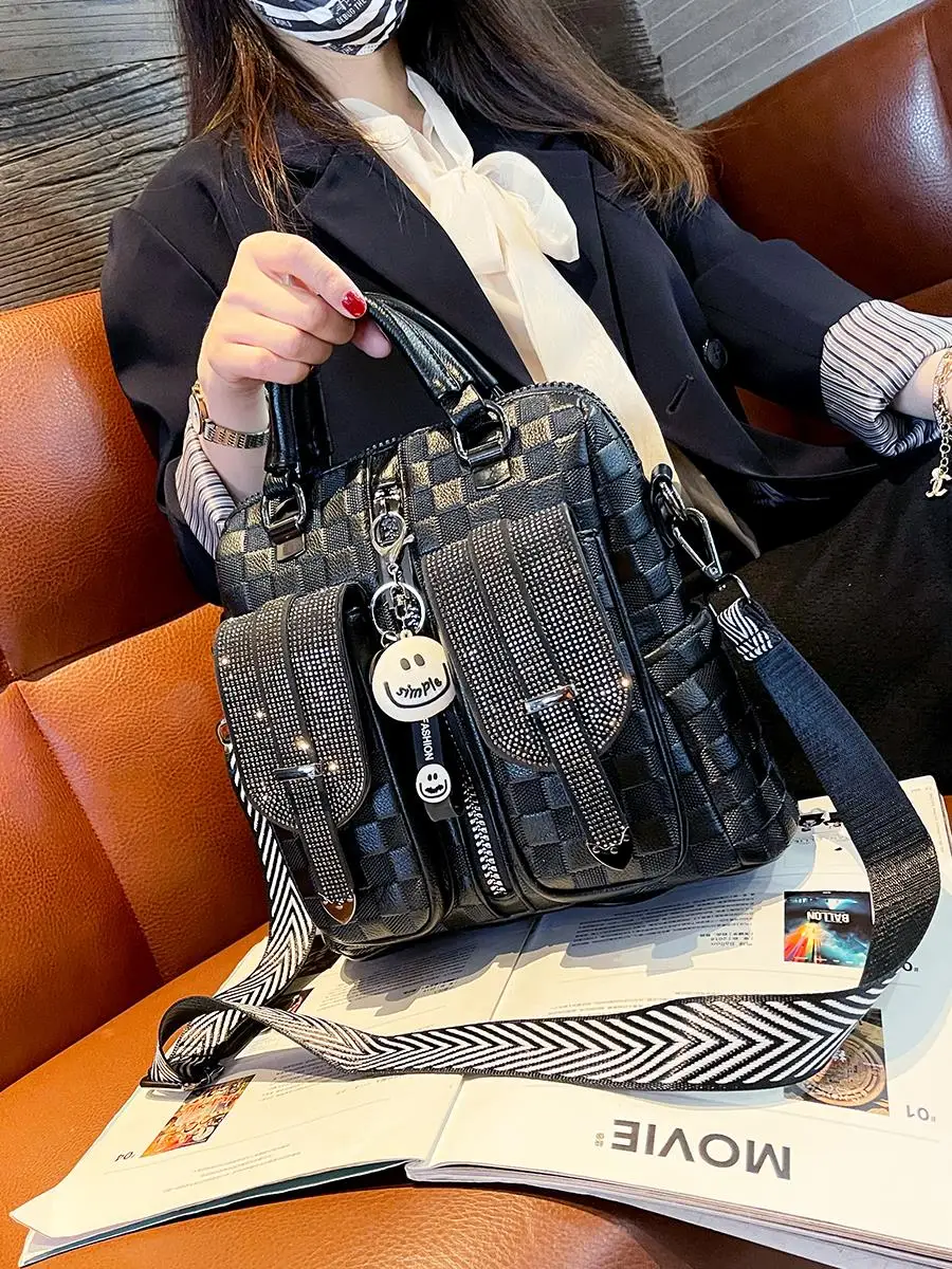 Модная кожаная женская сумка с бриллиантами, повседневная, универсальная, через плечо, с мягкой молнией, из полиэстера
Модная кожаная женская сумка с бриллиантами, повседневная, универсальная, через плечо, с мягкой молнией, из полиэстера