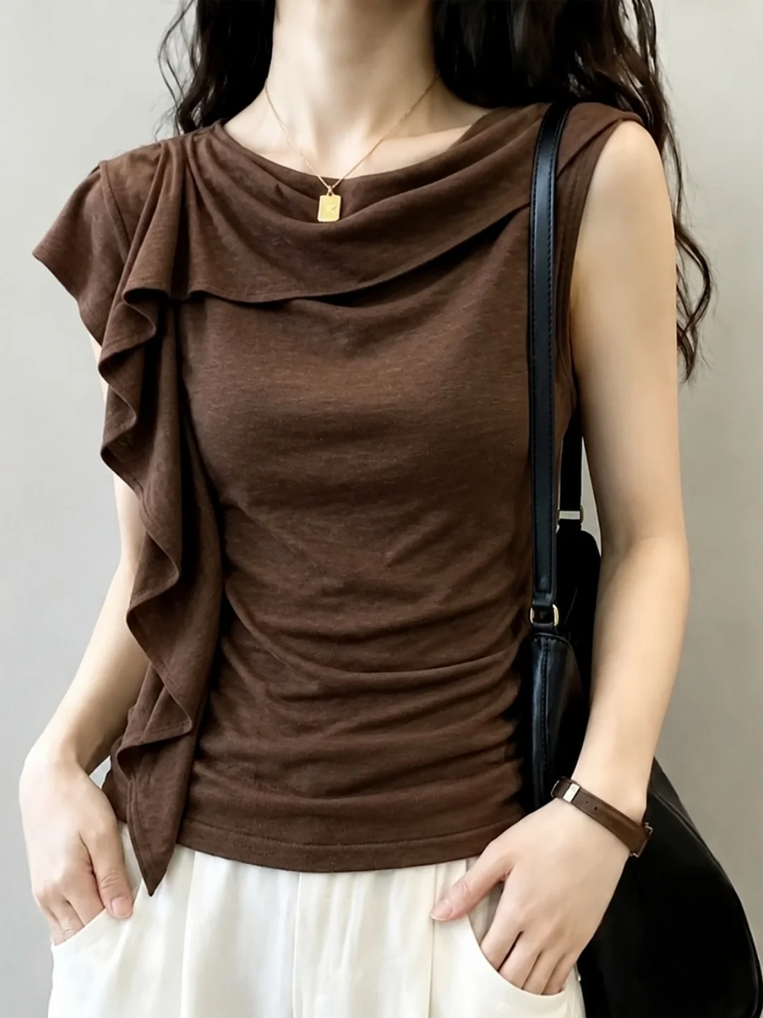 Fashionable Korean Style Sleeveless Vest Women's Slim Fit Ruffle Hem Top Trendy Versatile Summer Shirt Straight Cut Commute
Fashionable Korean Style Sleeveless Vest Women's Slim Fit Ruffle Hem Top Trendy Versatile Summer Shirt Straight Cut Commute