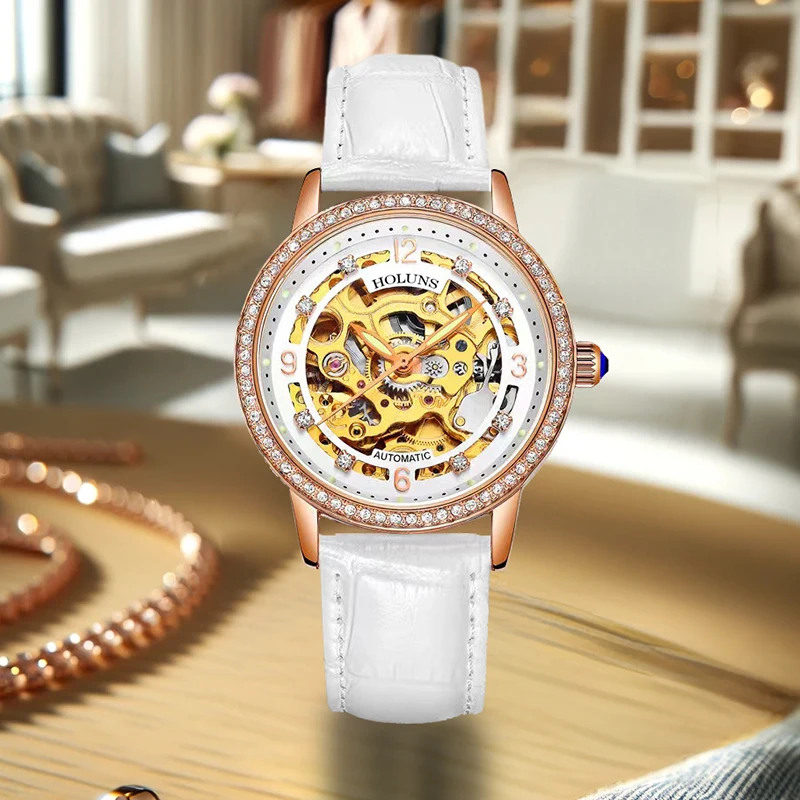 Женские механические часы из искусственной кожи розово-белого цвета с элегантным и изящным стилем.
Женские механические часы из искусственной кожи розово-белого цвета с элегантным и изящным стилем.