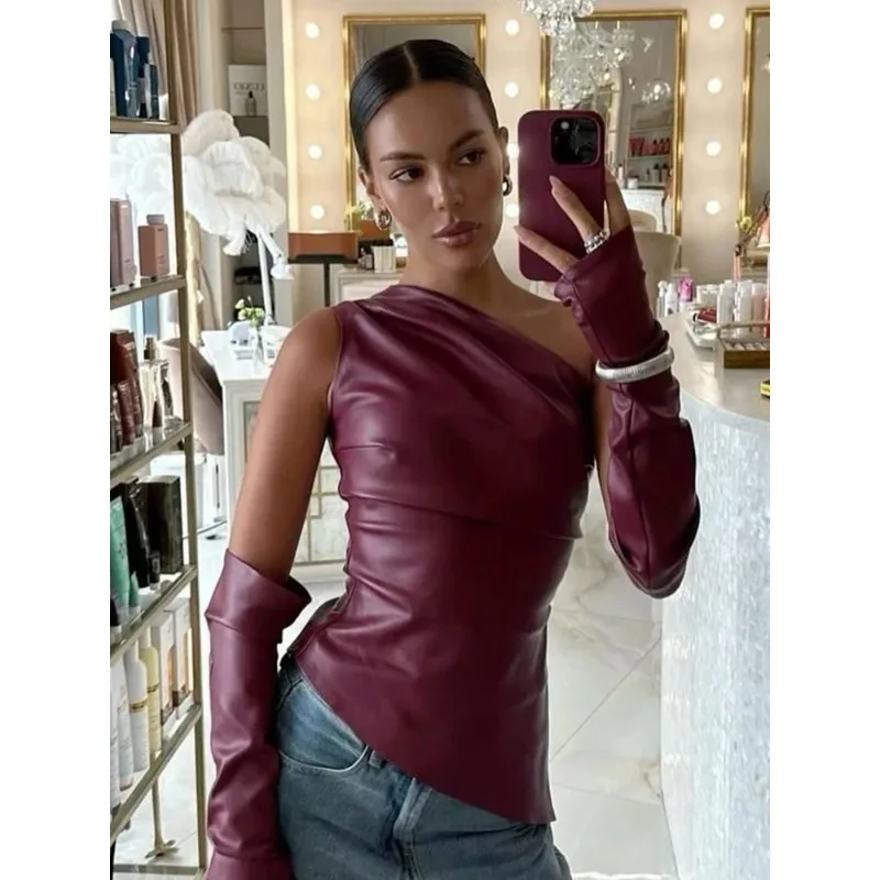 Женский комплект из двух предметов: укороченный топ без рукавов с асимметричным воротником из искусственной кожи и топ с рукавами, в уличном стиле, облегающий, в стиле панк.
Женский комплект из двух предметов: укороченный топ без рукавов с асимметричным воротником из искусственной кожи и топ с рукавами, в уличном стиле, облегающий, в стиле панк.