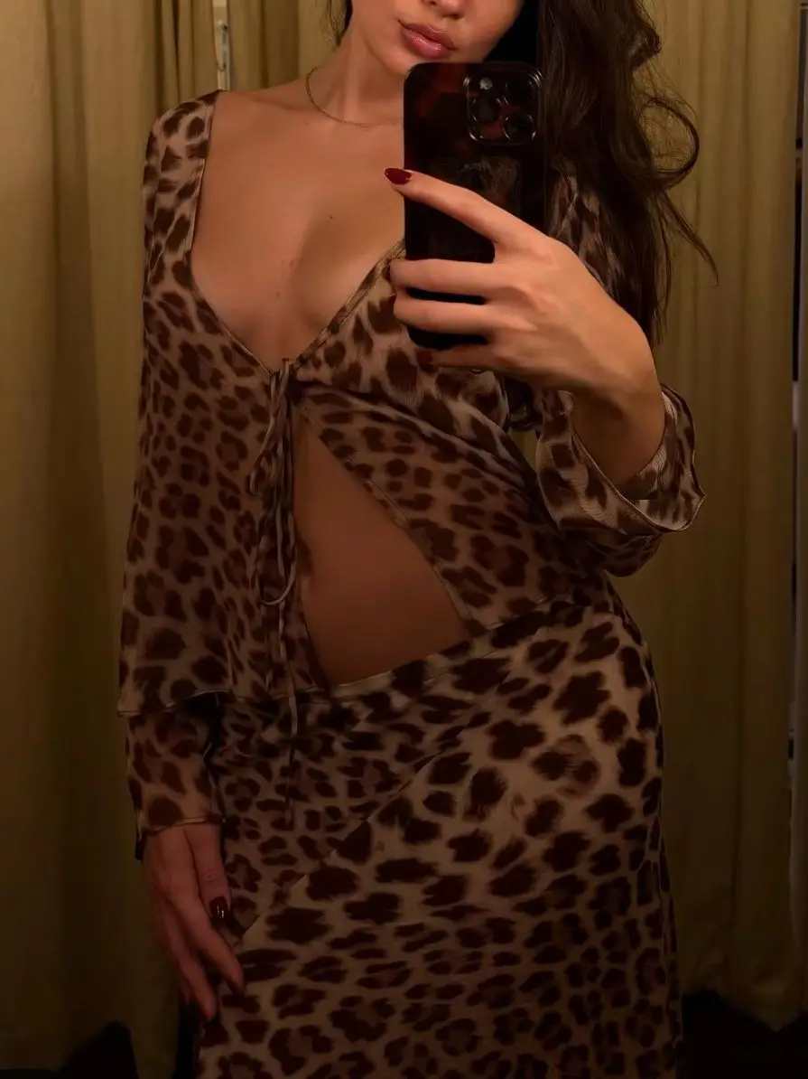 2026 Women's Leopard Print Silk Set Lace-up V-Neck Long Sleeve Top + High Waist Asymmetry Maxi Skirt Sexy Suit
2026 Women's Leopard Print Silk Set Lace-up V-Neck Long Sleeve Top + High Waist Asymmetry Maxi Skirt Sexy Suit