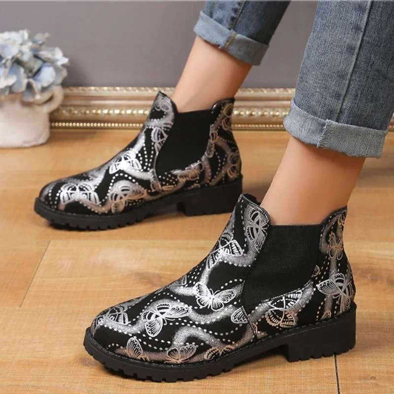 Pop 2024 Fall New Women's Fashion Ankle Boots Butterfly Pattern Black Gold Covered Boots Women's Professional Chelsea Boots
Pop 2024 Fall New Women's Fashion Ankle Boots Butterfly Pattern Black Gold Covered Boots Women's Professional Chelsea Boots