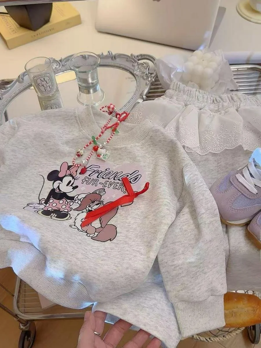 Комплект из двух предметов: свитшот с мультяшным принтом и спортивные брюки для девочек, модный повседневный осенний наряд, длинный рукав, круглый вырез горловины
Комплект из двух предметов: свитшот с мультяшным принтом и спортивные брюки для девочек, модный повседневный осенний наряд, длинный рукав, круглый вырез горловины