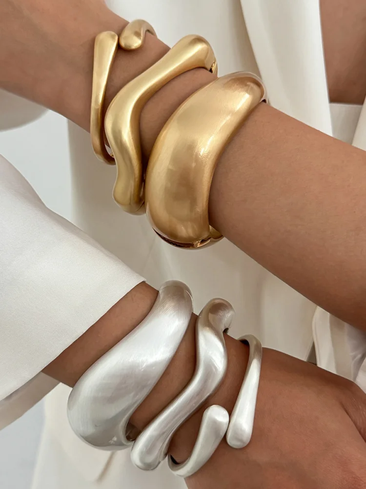 Металлический браслет с широкой поверхностью и пружинным механизмом, модный дизайн в форме неправильной капли, европейские ювелирные украшения бренда Sensation Pyne.
Металлический браслет с широкой поверхностью и пружинным механизмом, модный дизайн в форме неправильной капли, европейские ювелирные украшения бренда Sensation Pyne.