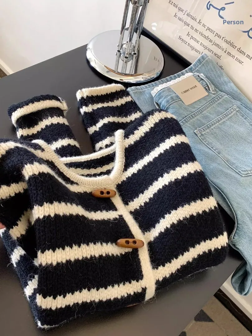 Очень большой объемный свитер унисекс (300 Pou) для осени и зимы, повседневный, мягкий, вязаный в полоску, свободного кроя, универсальный, комфортный.
Очень большой объемный свитер унисекс (300 Pou) для осени и зимы, повседневный, мягкий, вязаный в полоску, свободного кроя, универсальный, комфортный.