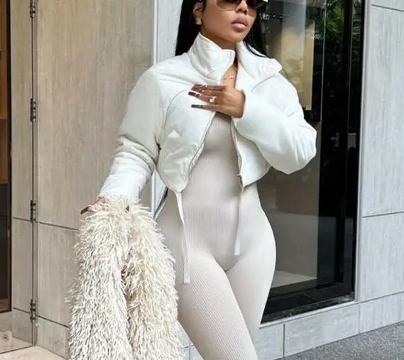 Осенне-зимний воротник-стойка, карман на молнии, подтяжка талии, эластичная веревка, однотонная хлопковая куртка, женская одежда.
Осенне-зимний воротник-стойка, карман на молнии, подтяжка талии, эластичная веревка, однотонная хлопковая куртка, женская одежда.