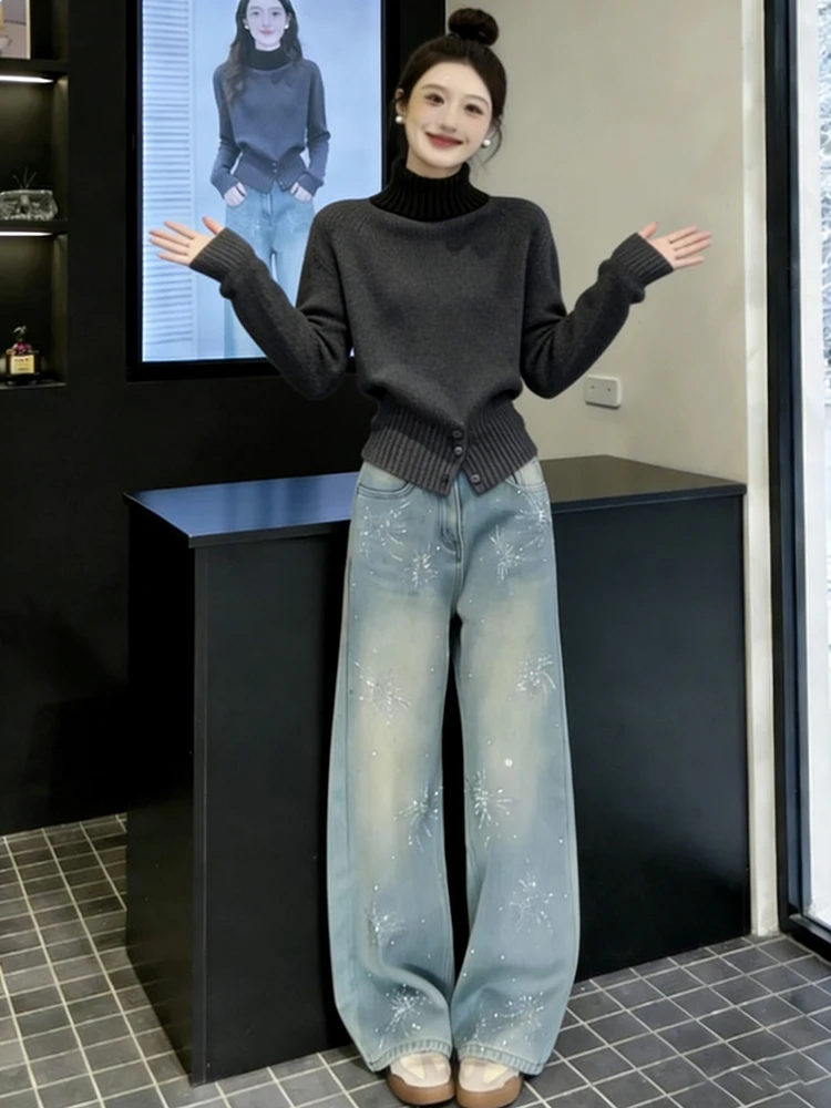 Spring 2026 Women's High Ne Knitwear Wide Leg Jeans Set Slimming Versatile High End Feel Two Piece Set Faionable Ensemble
Spring 2026 Women's High Ne Knitwear Wide Leg Jeans Set Slimming Versatile High End Feel Two Piece Set Faionable Ensemble