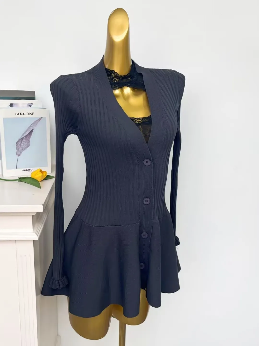 2025 New V-Ne Slim Fit Knitted Cardigan Women's Faion Small Fraance Sle Embellied Hemline Open Front Long Sve Top
2025 New V-Ne Slim Fit Knitted Cardigan Women's Faion Small Fraance Sle Embellied Hemline Open Front Long Sve Top