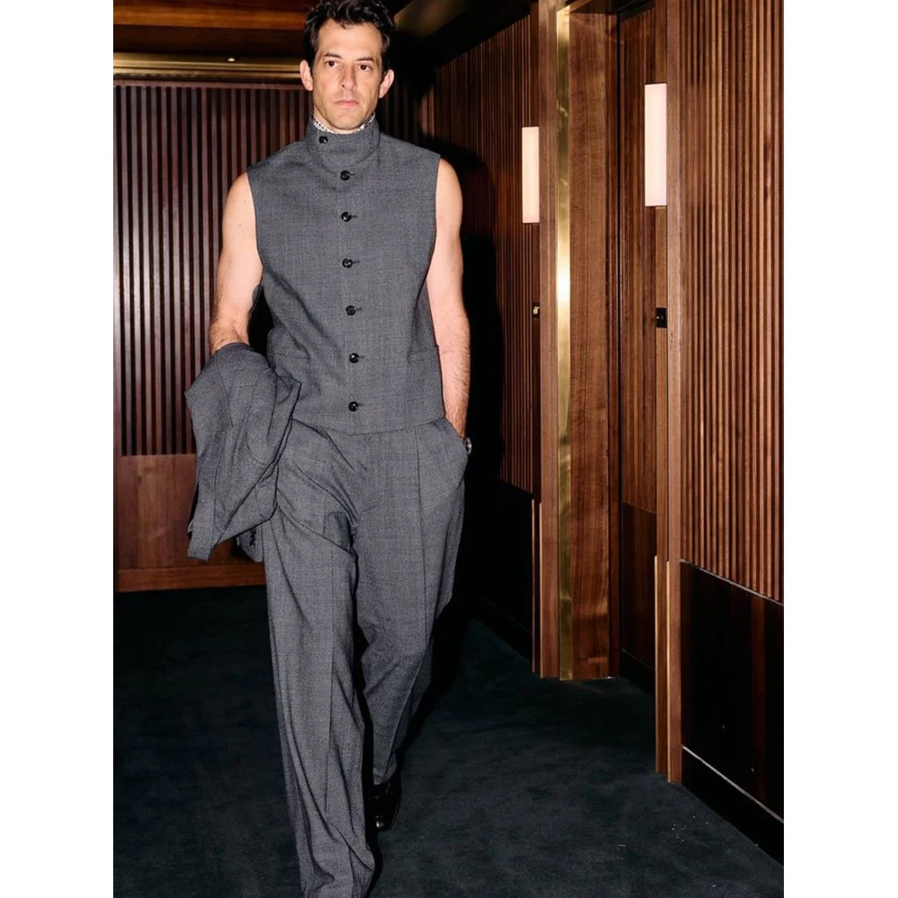 Мужской повседневный костюм-тройка светло-серого цвета с отложным воротником, приталенный, для вечеринок и офиса, модный повседневный наряд
Мужской повседневный костюм-тройка светло-серого цвета с отложным воротником, приталенный, для вечеринок и офиса, модный повседневный наряд