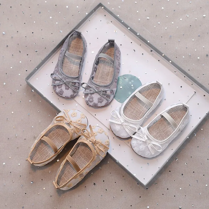 Soft 2025 Child Summer New Korean Toddler Shoes Girl Versatile Bow Embroidery Elegant Elastic Band Simple Kids Shoes Round-toe
Soft 2025 Child Summer New Korean Toddler Shoes Girl Versatile Bow Embroidery Elegant Elastic Band Simple Kids Shoes Round-toe