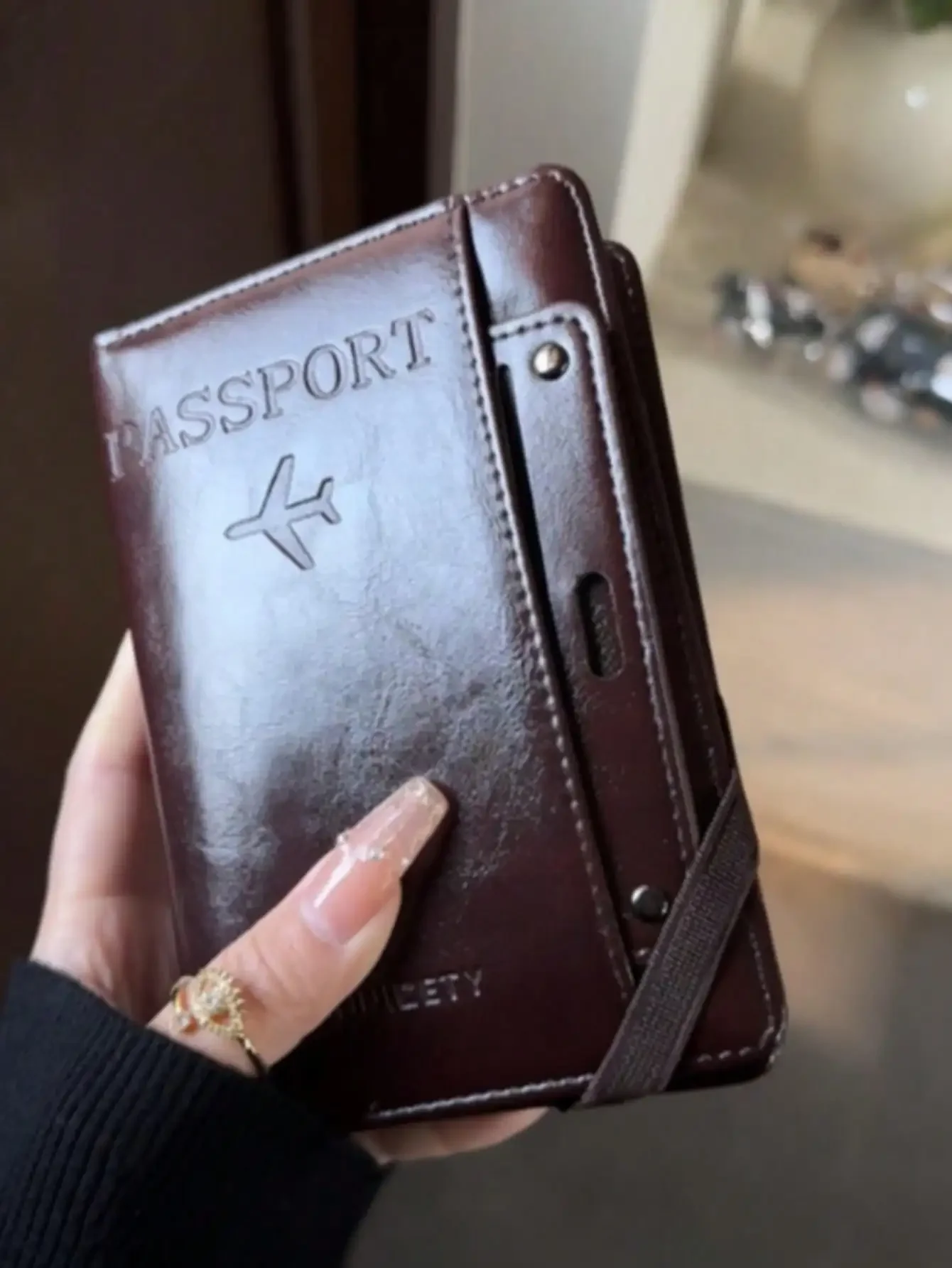 1pc Multifunctional Passport Holder & Card Case, PU Leather Passport Cover, Suitable For Travel, School, Vacation, Business Trip, Unisex, Includes Passport Holder, Card Case, ID Holder, Boarding Pass Holder, Storage Pouch, Ticket Holder, Wallet, Versatile
1pc Multifunctional Passport Holder & Card Case, PU Leather Passport Cover, Suitable For Travel, School, Vacation, Business Trip, Unisex, Includes Passport Holder, Card Case, ID Holder, Boarding Pass Holder, Storage Pouch, Ticket Holder, Wallet, Versatile