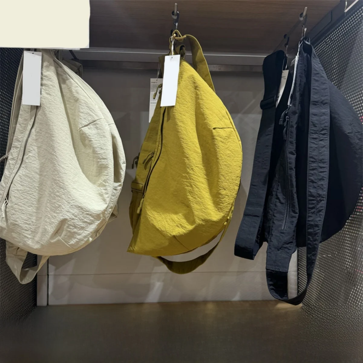 Casual Large Capaci Dumpling ape Crossbody Bag Lightweight with External kets for Men And Women Spring 2025 Nylon Mate...
Casual Large Capaci Dumpling ape Crossbody Bag Lightweight with External kets for Men And Women Spring 2025 Nylon Mate...