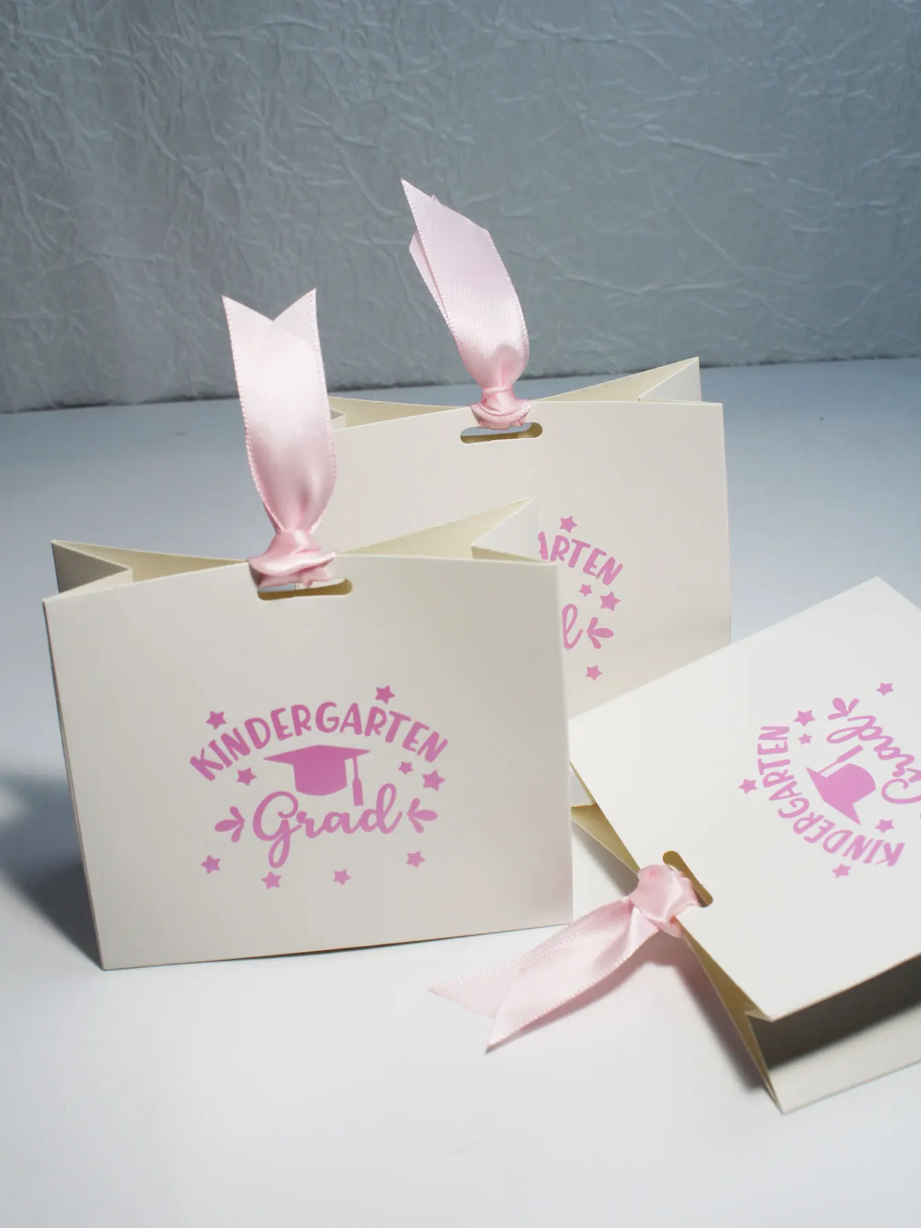 Celebrate 2024 Graduates with This Elegant White Gift Box Featuring a Blue 'Congrats Grad' Design and White Ribbon Handle
Celebrate 2024 Graduates with This Elegant White Gift Box Featuring a Blue 'Congrats Grad' Design and White Ribbon Handle