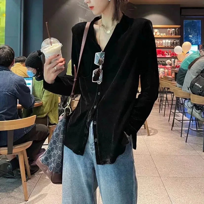 V-neck Black Western Style Simulation Silk Velvet Long Sleeved Shirt Top for Autumn
V-neck Black Western Style Simulation Silk Velvet Long Sleeved Shirt Top for Autumn