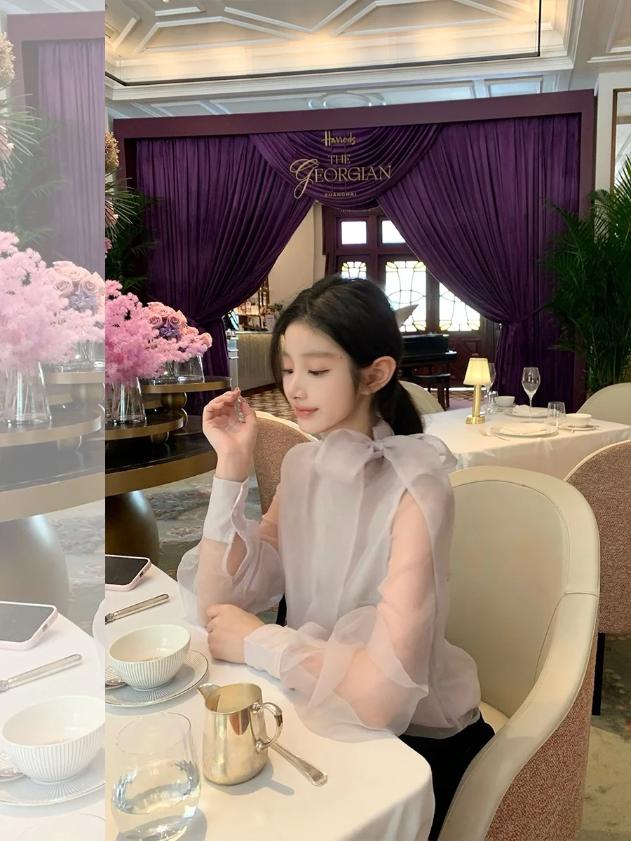 Элегантная шифоновая блузка с длинным рукавом, осенне-зимняя новинка, нежная, дышащая, приятная к коже, для ношения под одеждой.
Элегантная шифоновая блузка с длинным рукавом, осенне-зимняя новинка, нежная, дышащая, приятная к коже, для ношения под одеждой.