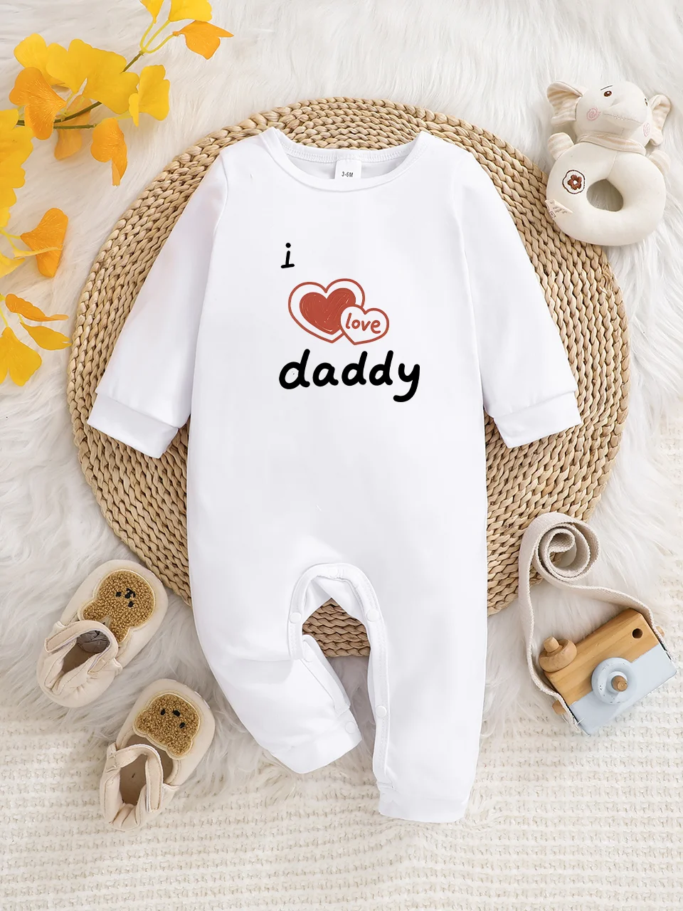 A baby long-sleeved onesie with interesting letter prints. It features a buttoned design for easy putting on and taking off, and
A baby long-sleeved onesie with interesting letter prints. It features a buttoned design for easy putting on and taking off, and