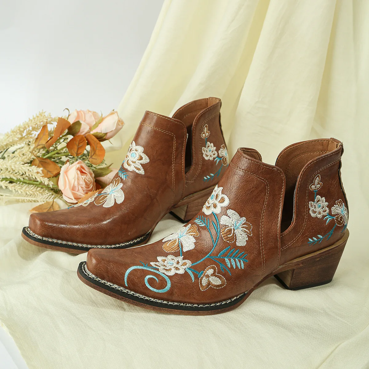 Women Boots Classic Retro Embroidered Short Boot Fashion Women Western Cowboy Boot British Style Casual Leather Boot Botas Mujer
Women Boots Classic Retro Embroidered Short Boot Fashion Women Western Cowboy Boot British Style Casual Leather Boot Botas Mujer