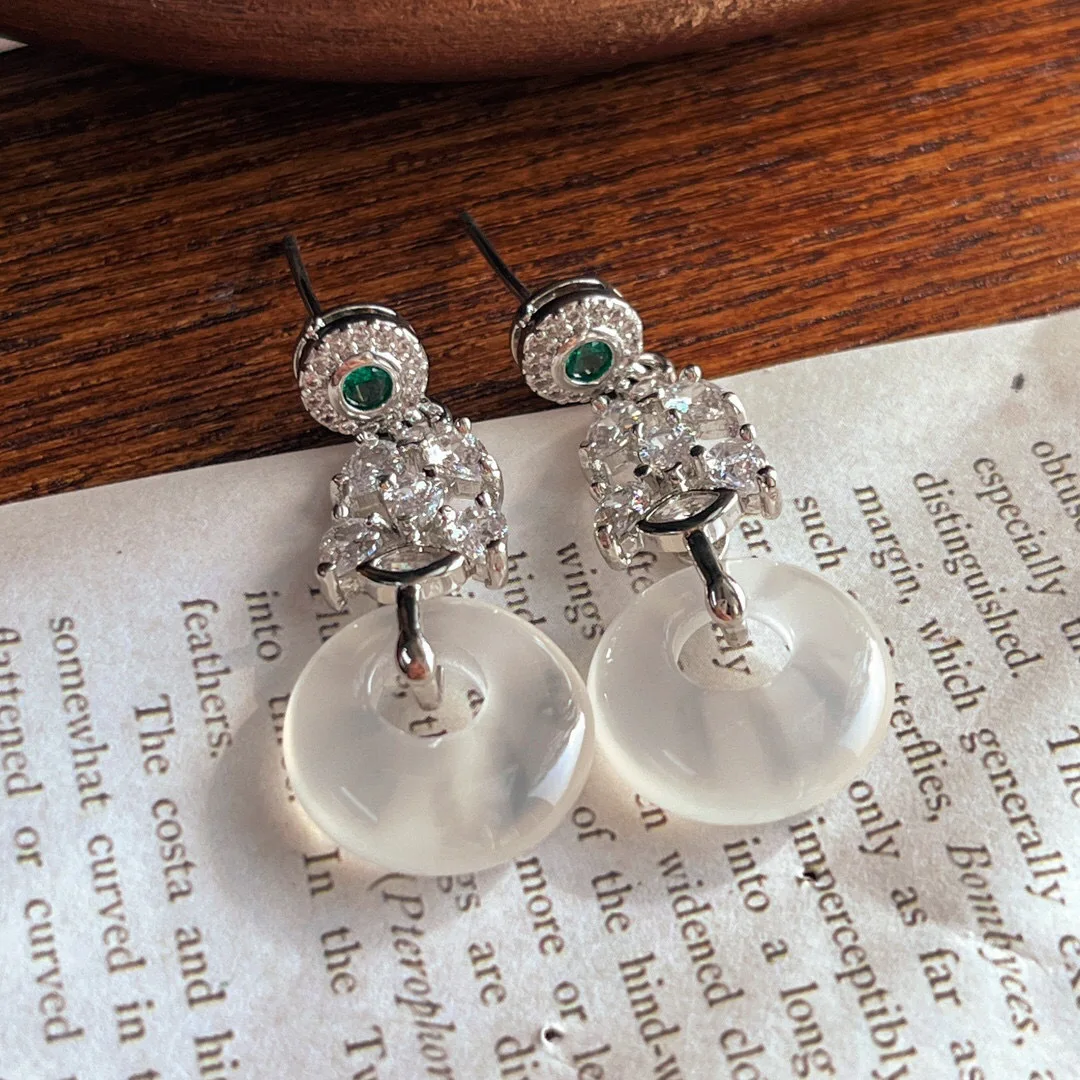 Global re-inspection, natural Madagascar chalcedony, retro nostalgic safety buckle earrings, simple earrings, jewelry.
Global re-inspection, natural Madagascar chalcedony, retro nostalgic safety buckle earrings, simple earrings, jewelry.