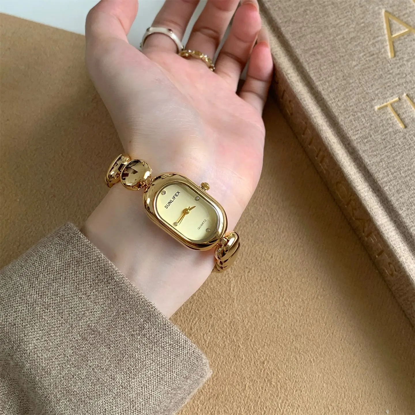SUNLIFEX Simple and Luxurious Bean Bracelet Watch, Women's Oval Popular Retro Women's Watch Ladies' Gift
SUNLIFEX Simple and Luxurious Bean Bracelet Watch, Women's Oval Popular Retro Women's Watch Ladies' Gift