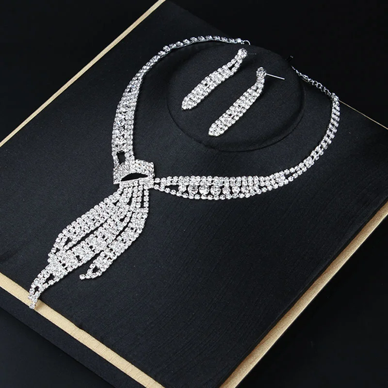 Perfectly elegant and simple crystal beaded fringed necklace and earrings set for women's formal evening gowns, as accessories.
Perfectly elegant and simple crystal beaded fringed necklace and earrings set for women's formal evening gowns, as accessories.