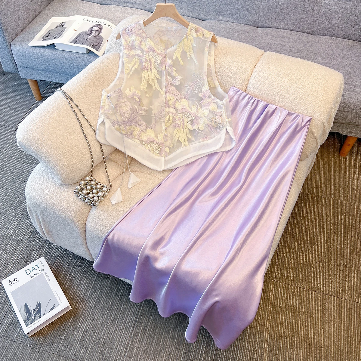 New Chinese Style Hanfu Revamped Heavy Embroidery Lace Floral Pattern round Neck Vest And Half Skirt Set Women's Ethnic Wear
New Chinese Style Hanfu Revamped Heavy Embroidery Lace Floral Pattern round Neck Vest And Half Skirt Set Women's Ethnic Wear
