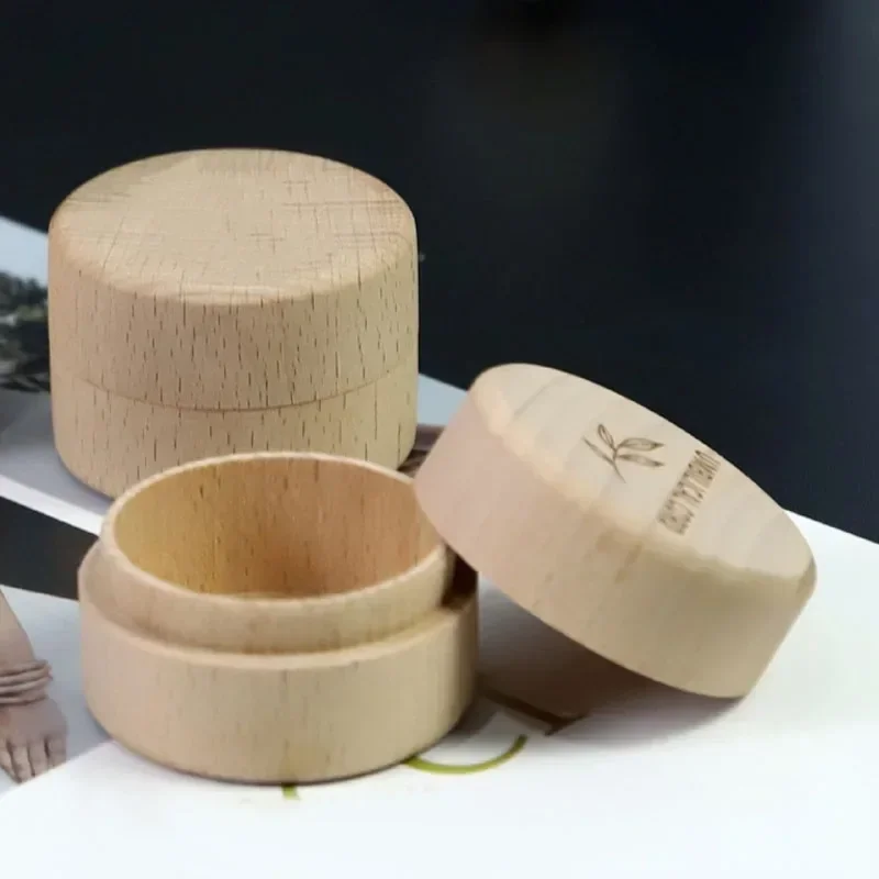 Деревянная шкатулка для памятных вещей: волоска, зубика, пуповины младенца. Резная памятная коробка. Подарок новорожденному на крестины. Коробка для пуповины.
Деревянная шкатулка для памятных вещей: волоска, зубика, пуповины младенца. Резная памятная коробка. Подарок новорожденному на крестины. Коробка для пуповины.