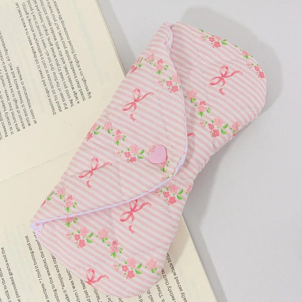 Floral Pattern Sun Glasses Case Handmade Fabric Anti-Scratch Sunglasses Protective Cover Elegant Anti-fall Eyewear Storage Bag
Floral Pattern Sun Glasses Case Handmade Fabric Anti-Scratch Sunglasses Protective Cover Elegant Anti-fall Eyewear Storage Bag