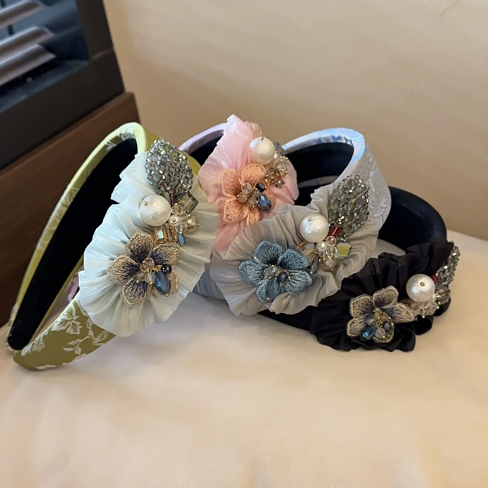 Кружевная повязка на голову в стиле барокко с цветком, украшенная кристаллами и геометрическим узором, модная женская повязка для волос, аксессуары для головных уборов
Кружевная повязка на голову в стиле барокко с цветком, украшенная кристаллами и геометрическим узором, модная женская повязка для волос, аксессуары для головных уборов