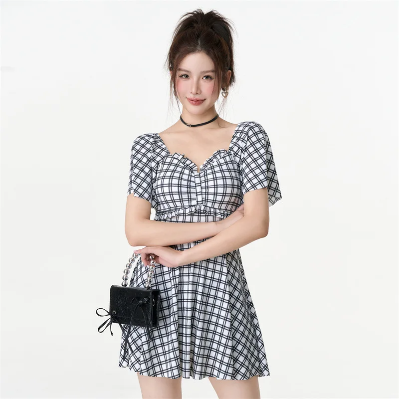 Сексуальный цельный купальник для женщин, милый женский комплект бикини в клетку с коротким рукавом, Пляжное платье, накидки, купальник, женский купальный костюм 
Сексуальный цельный купальник для женщин, милый женский комплект бикини в клетку с коротким рукавом, Пляжное платье, накидки, купальник, женский купальный костюм