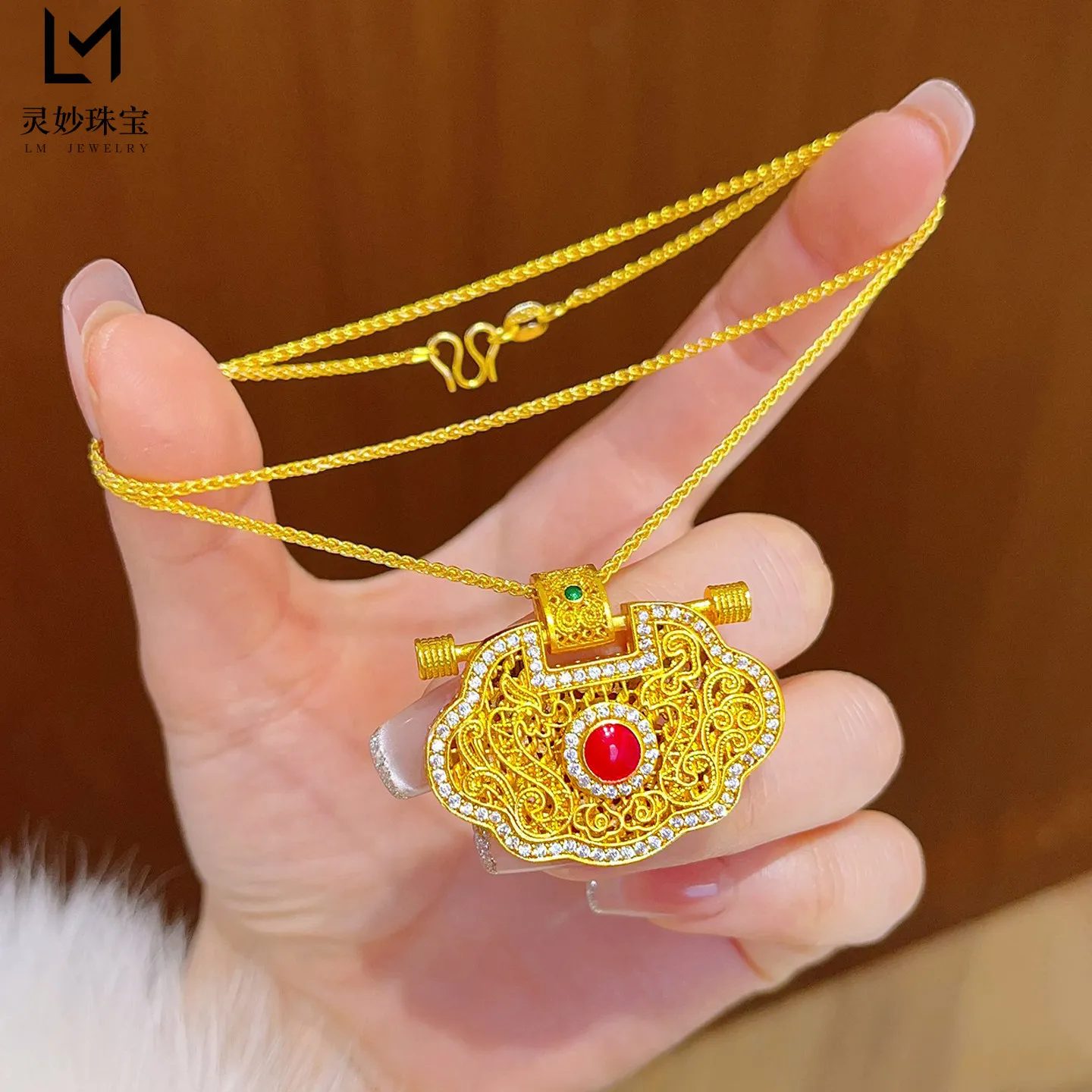 Festive Pendant Women's 24K Gold AU999 - Gold Filigree Lock Pendant, Dragon & Phoenix Diamond Chinese Style, Festival Style
Festive Pendant Women's 24K Gold AU999 - Gold Filigree Lock Pendant, Dragon & Phoenix Diamond Chinese Style, Festival Style